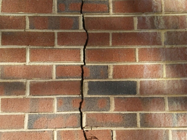 Трещины в стенах дома
